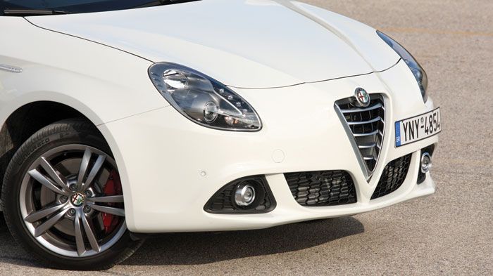 Η ανανεωμένη Giulietta, φέρει μικρές αλλαγές όπως το χρωμιωμένο περίβλημα των εμπρός προβολέων ομίχλης...